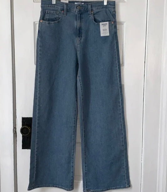 DENIZEN LEVIS VINTAGE HIGH RISE WIDE LEG JEANS
Denizen from Levi's